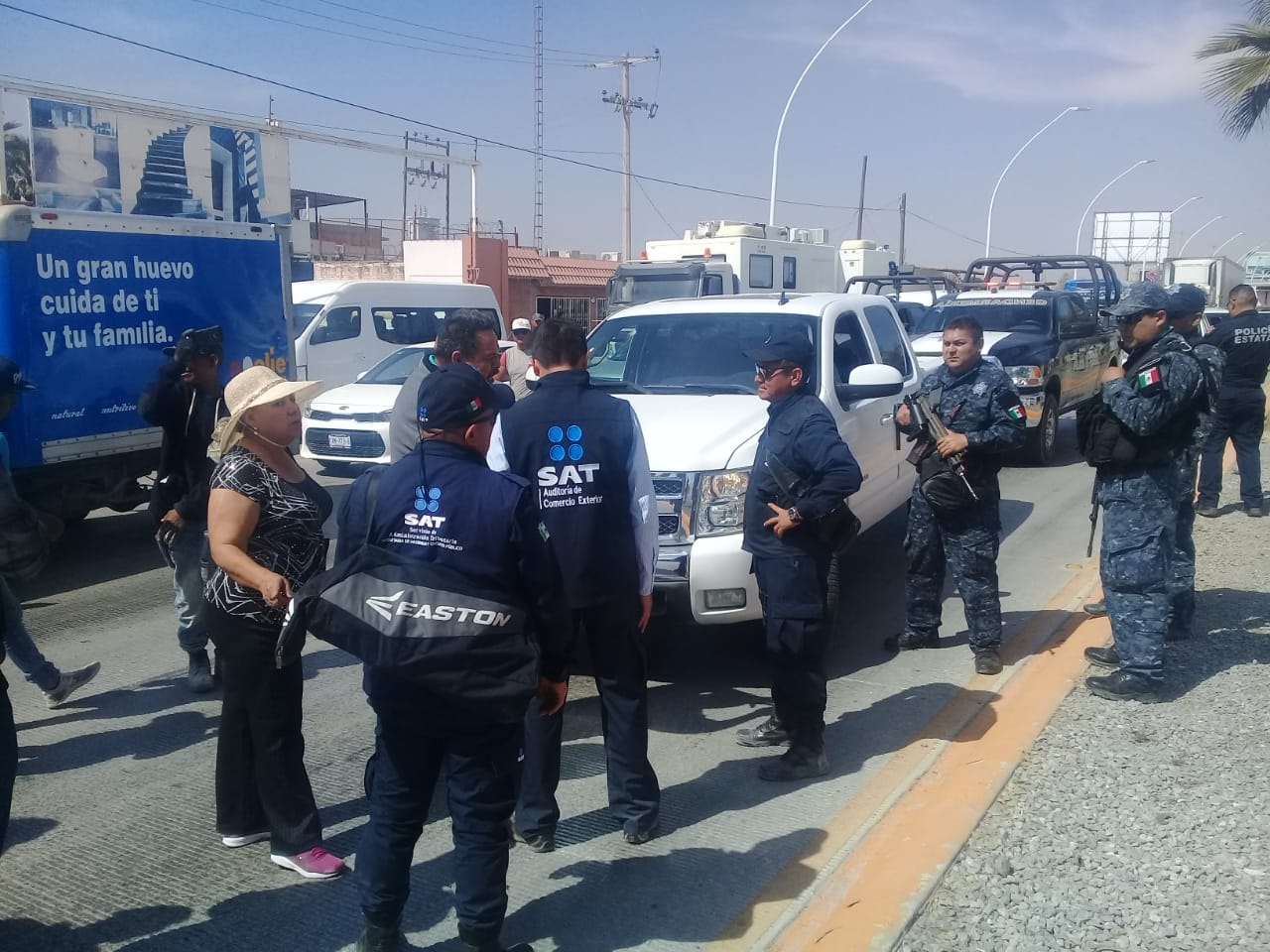 Esto provocó la molestia de los conductores, que terminó sin problemas. (Especial)