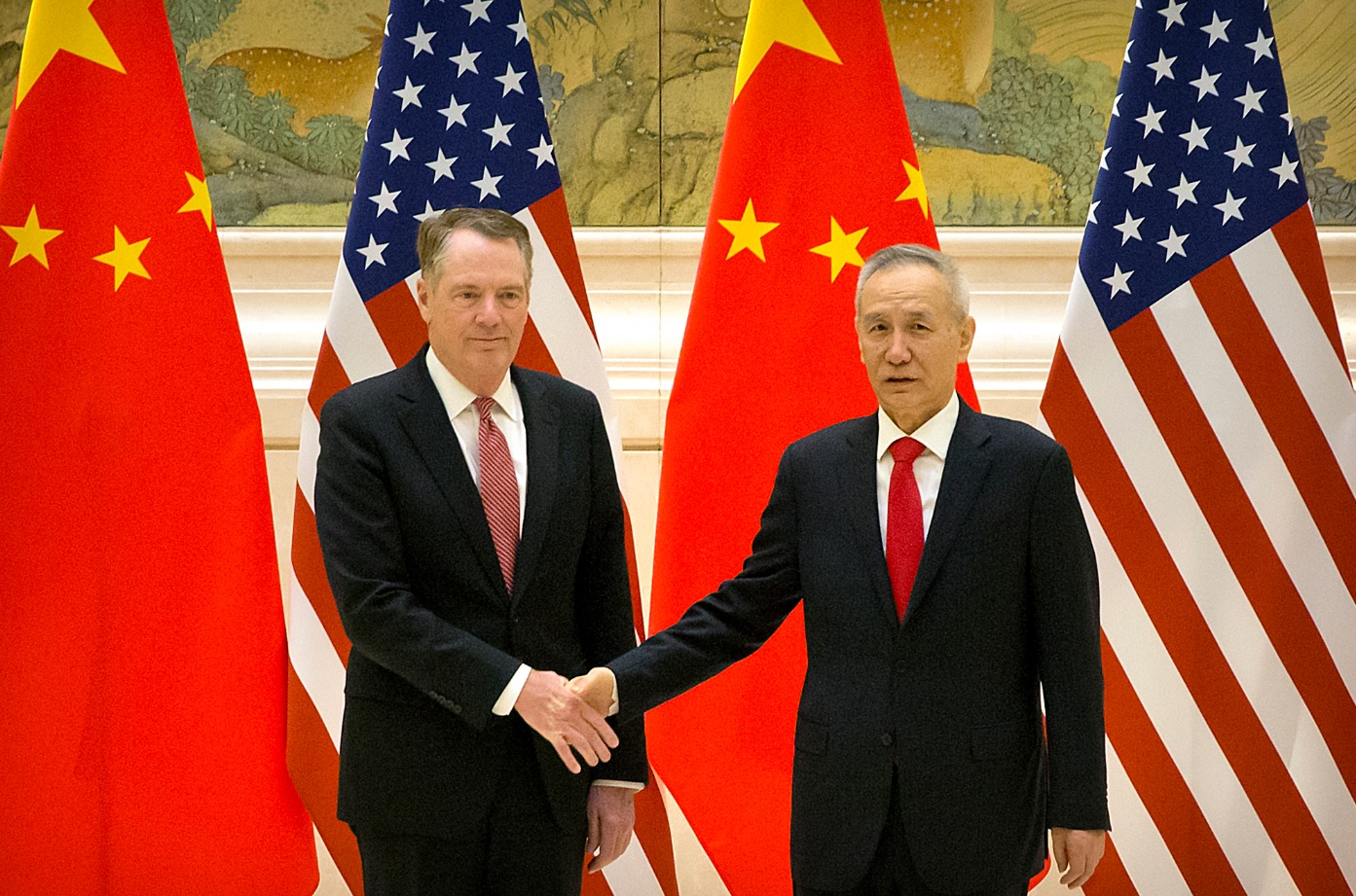 El representante comercial de EU, Robert Lighthizer, y el viceprimer ministro chino y negociador comercial líder, Liu He  (Foto: AP)