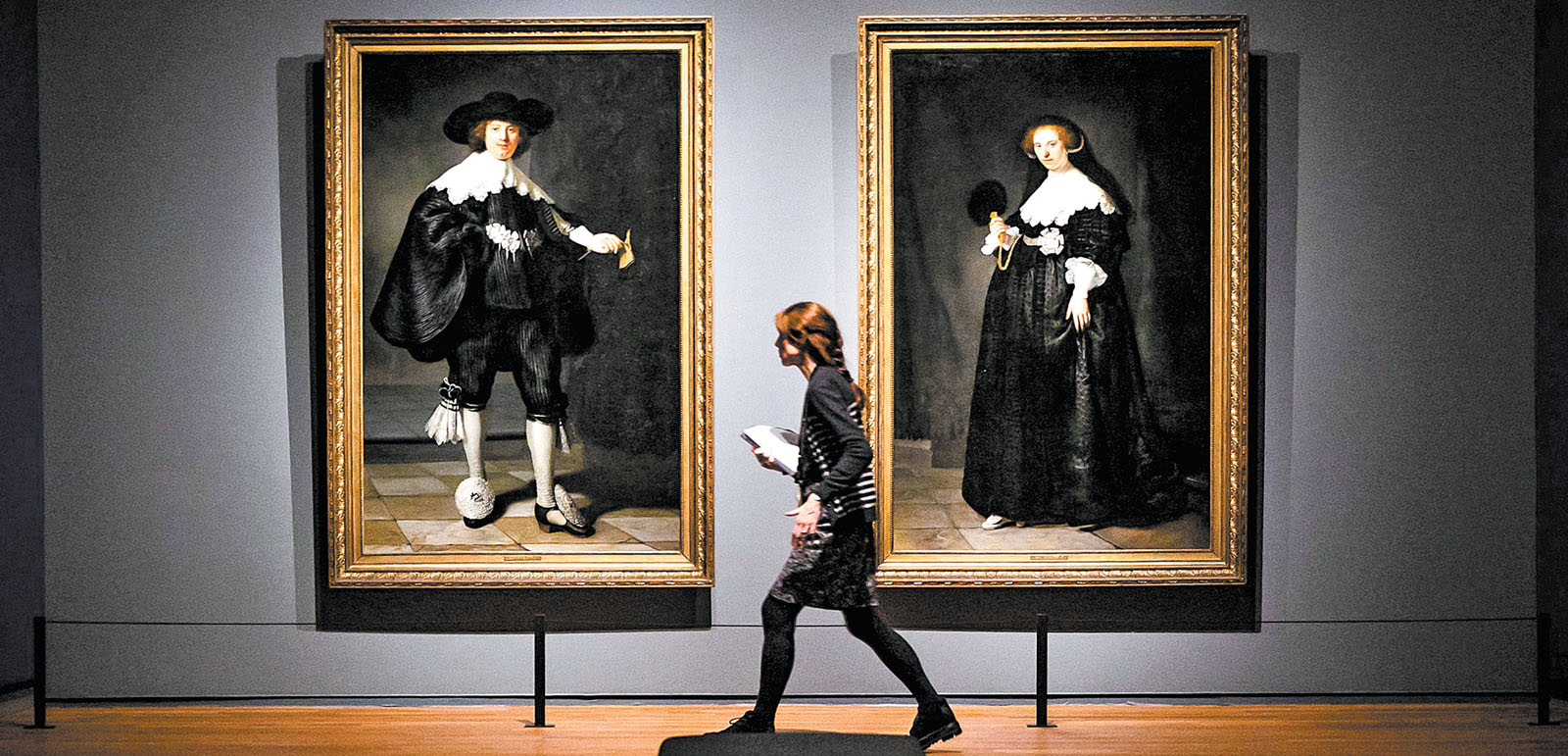 Retratos de boda de Marten Soolmans y Oopjen Coppit, realizados en 1634, y que fueron propiedad de la familia Rothschild. (Remko de Waal/AFP)