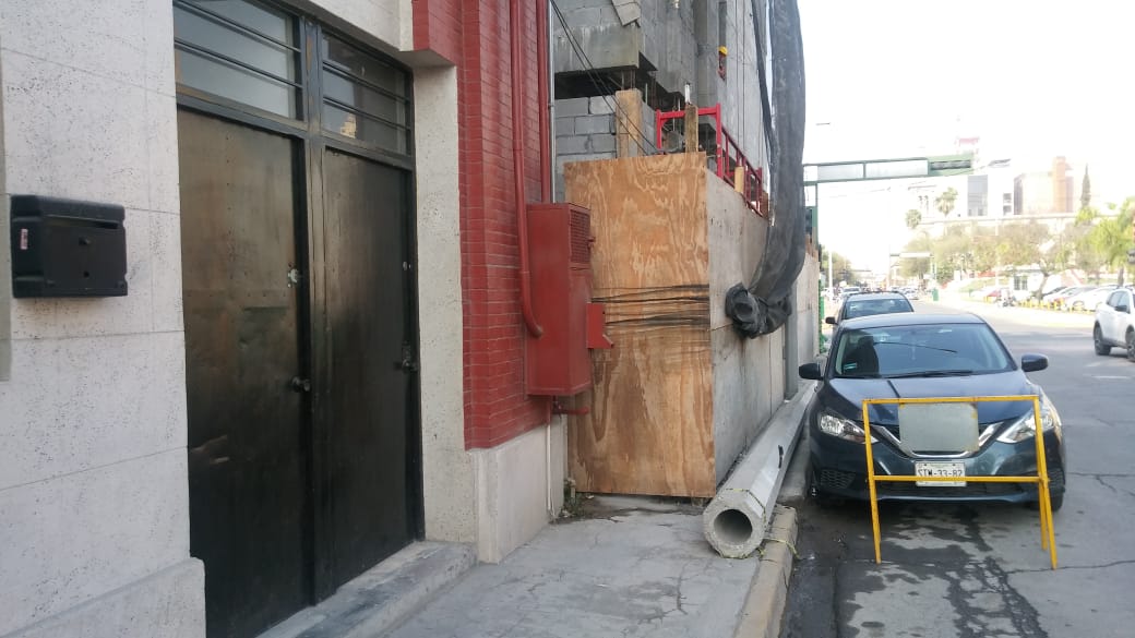 Trabajadores de la construcción laboran en las obras de lo que serán locales comerciales y de oficinas. (Eduardo Mendieta)
