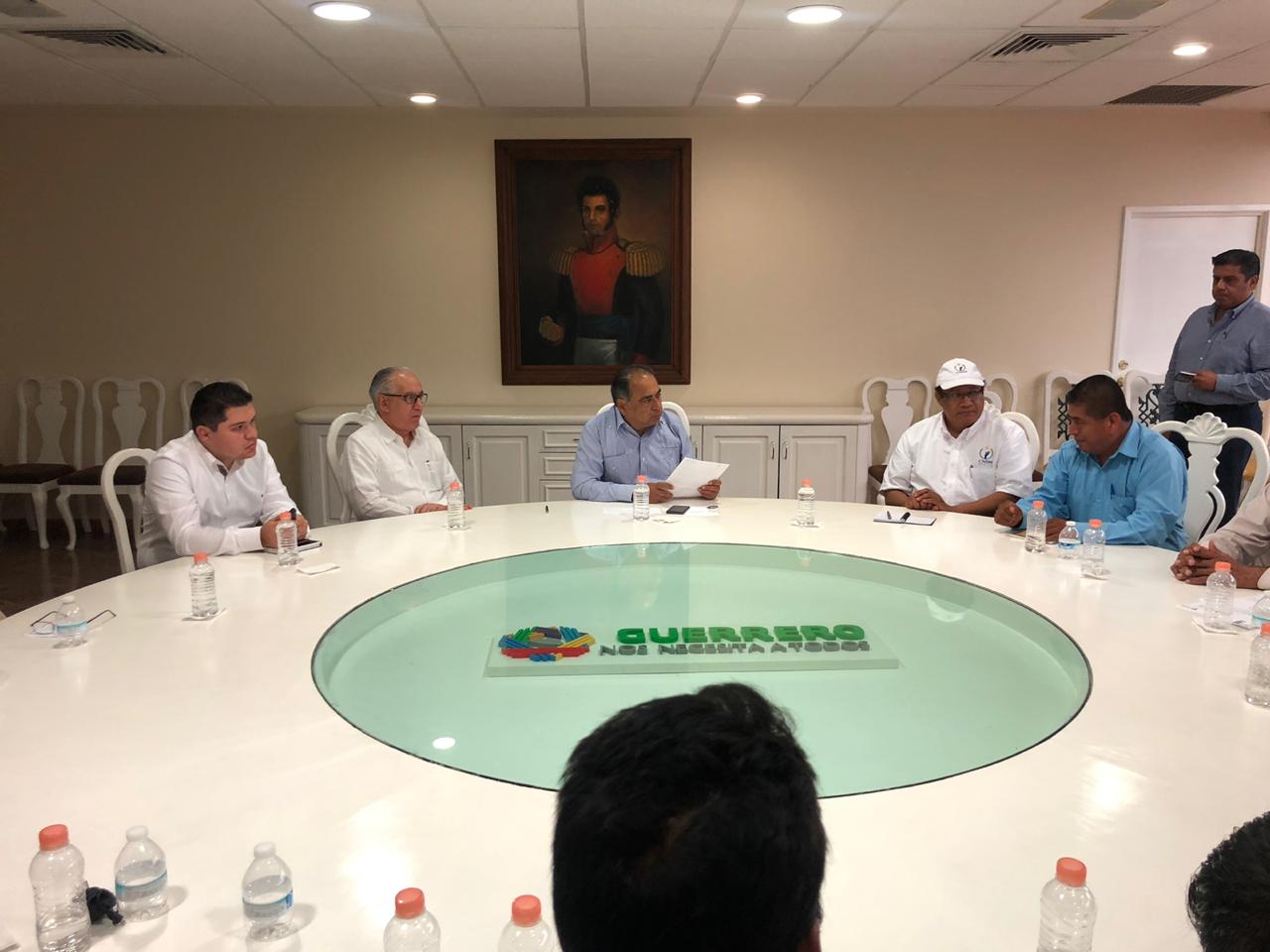 Astudillo Flores se reunió con pobladores de Ayutla. (Tomada de @Hector Astudillo)