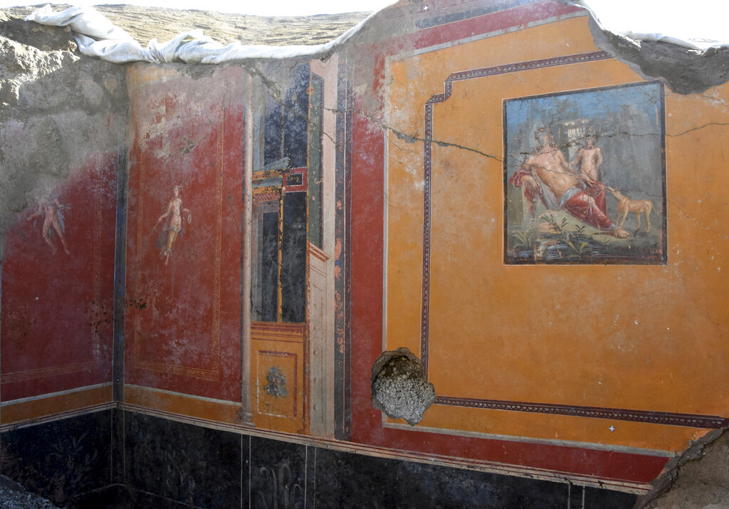 El atrio de una casa con un fresco del cazador mitológico Narciso en Pompeya. (Foto: AP)