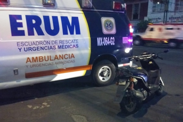 Un conductor golpeó la moto de una mujer policía al escapar del alcoholímetro en la colonia Roma Norte. (Alejandro González).