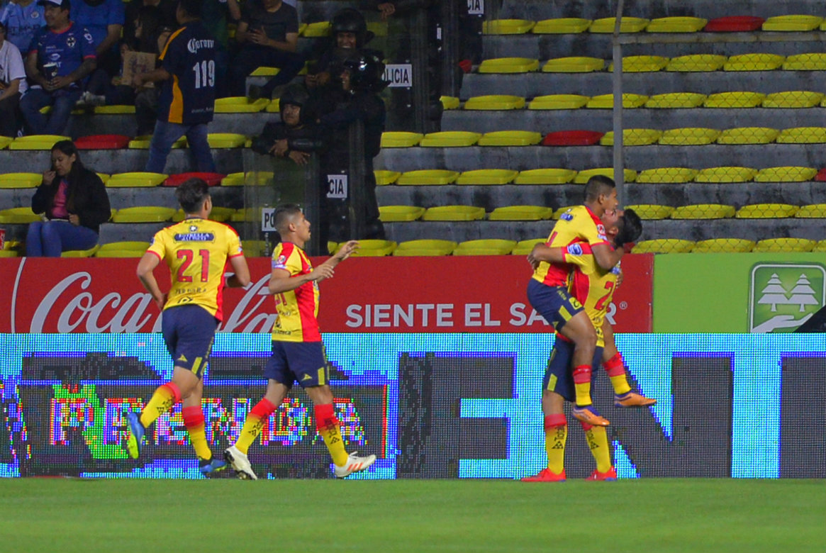 Edison Flores celebra su gol