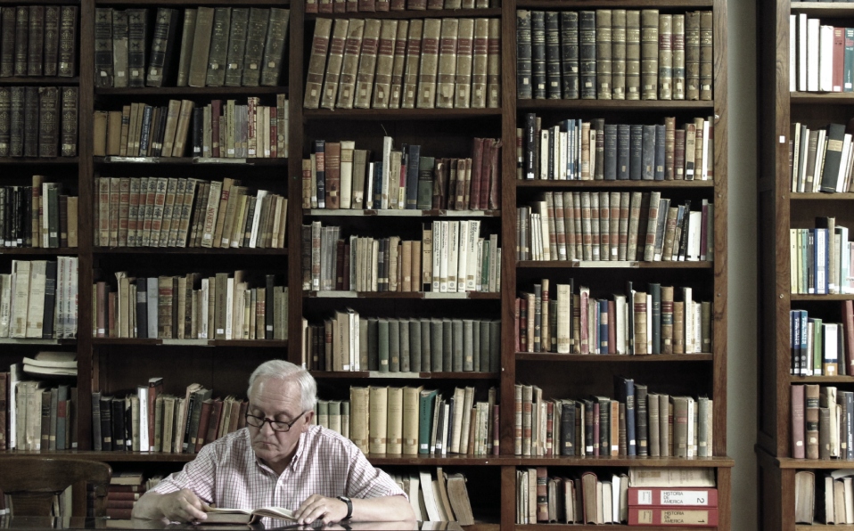 Cómo leer un libro, de Mortimer Adler. Desde ahí podemos pensar en, primero, llegar al nivel básico