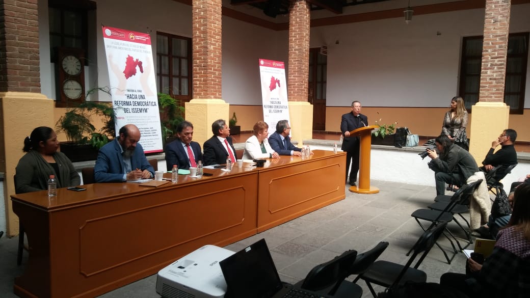 Momentos del foro “Hacia una reforma demócrata del ISSEMyM”  (Claudia Hidalgo)