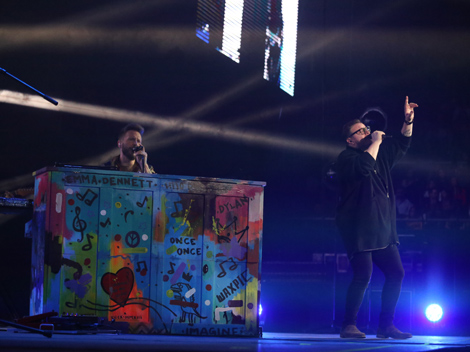 Noel Schajris y Leonel García tomaron el escenario y comenzó el viaje de emociones con el tema “Para alcanzarte”. (Foto: Jorge López)