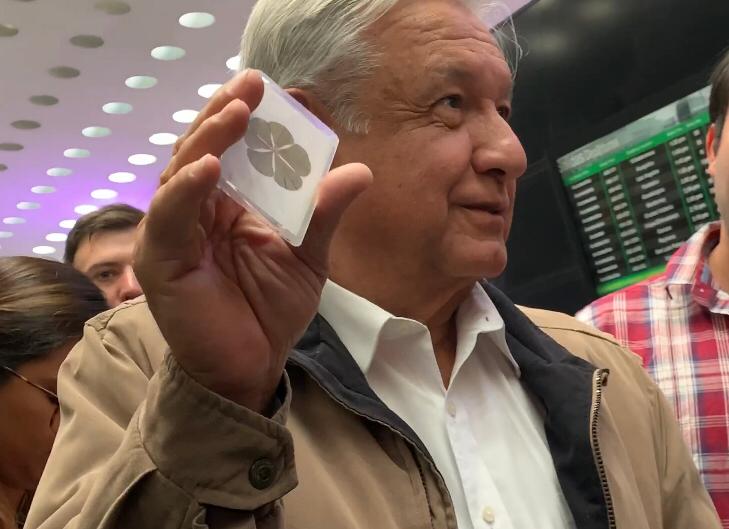 El presidente López Obrador mostró su trébol de seis hojas con el que irá a Baridaguato, Sinaloa (Karina Palacios)