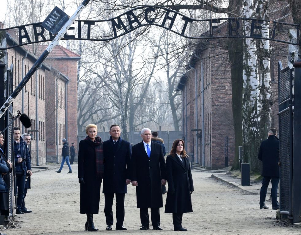 El presidente de Polonia y Mike Pence junto a sus esposas visitaron los campos de concentración. (AFP)