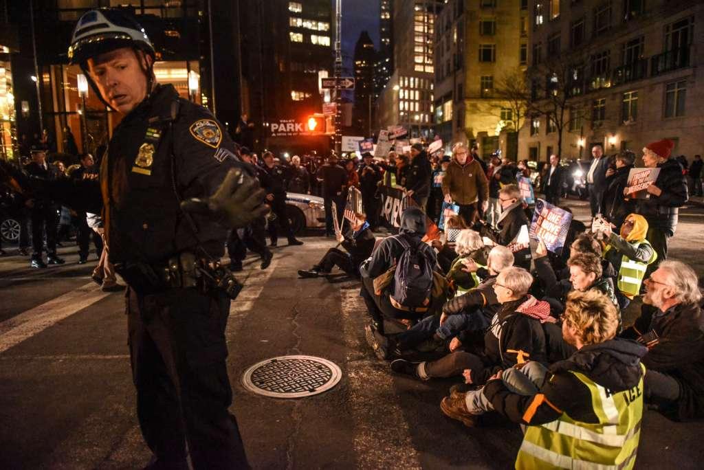 Luego de protestar contra la declaración de emergencia de Donald Trump, los manifestantes fueron arrestados. (AFP)