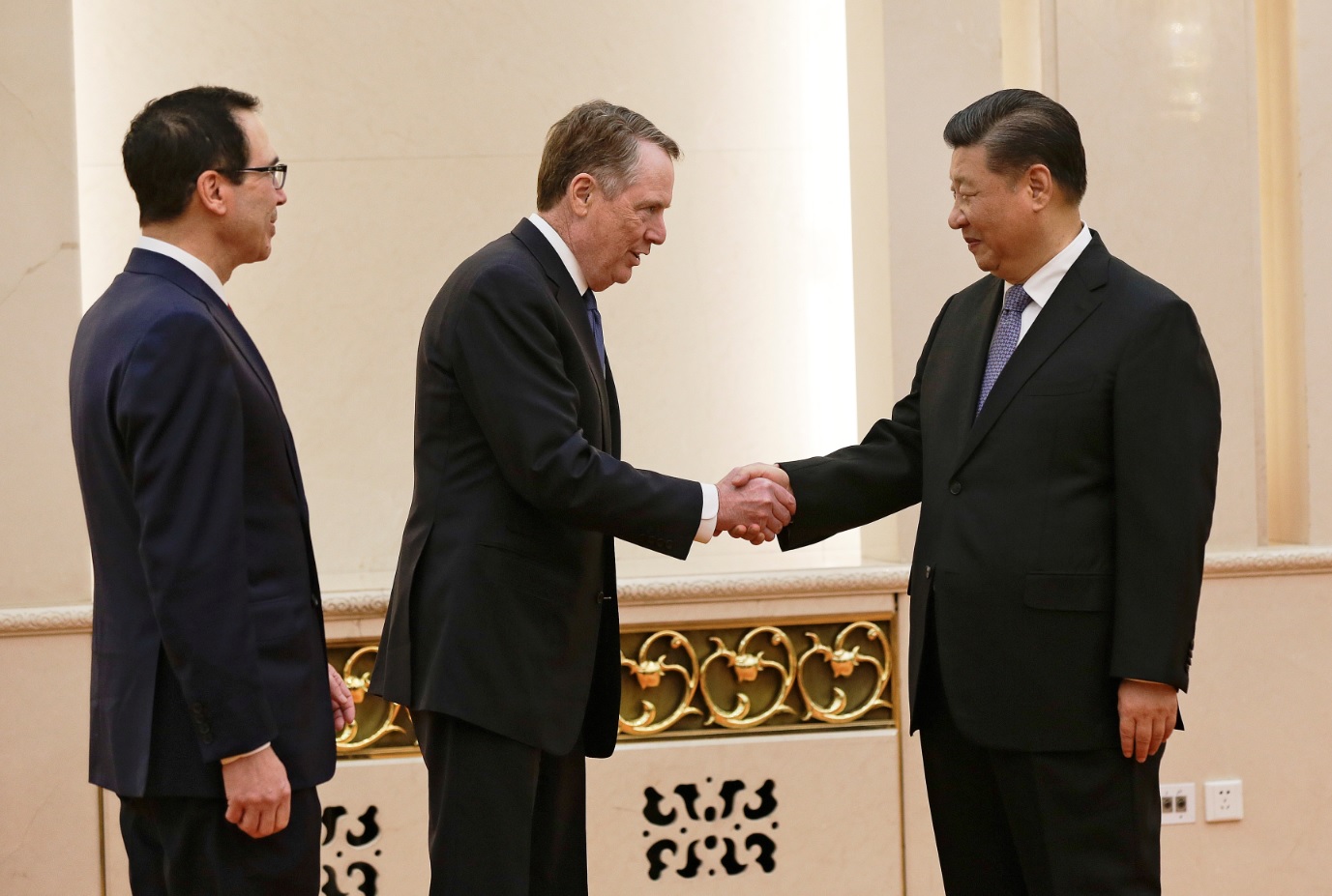 El representante comercial de EU, Robert Lighthizer, estrecha la mano del presidente de China, Xi Jinping. (Foto: Reuters)