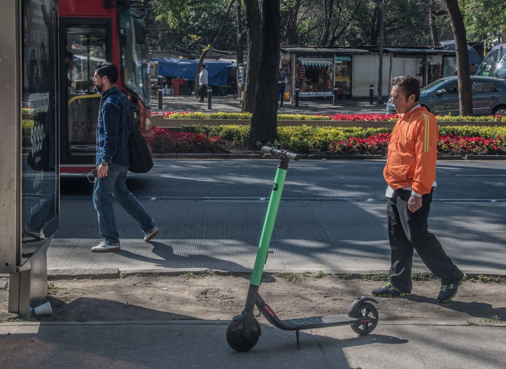 Los scooters eléctricos fueron retirados de las colonias  Chapultepec, Roma y Polanco. | Cuartoscuro