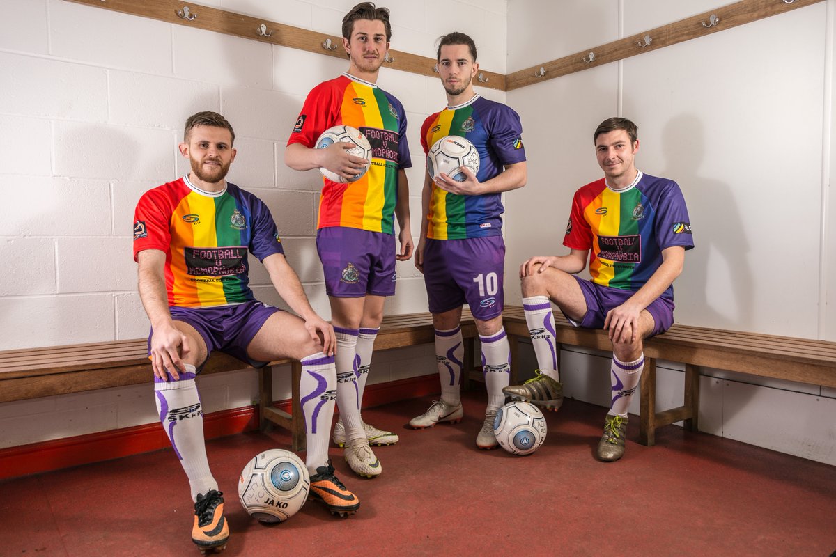 El Altrincham FC, de la Séptima División del futbol inglés, lanzó una playera contra la homofobia (Twitter @altrinchamfc)
