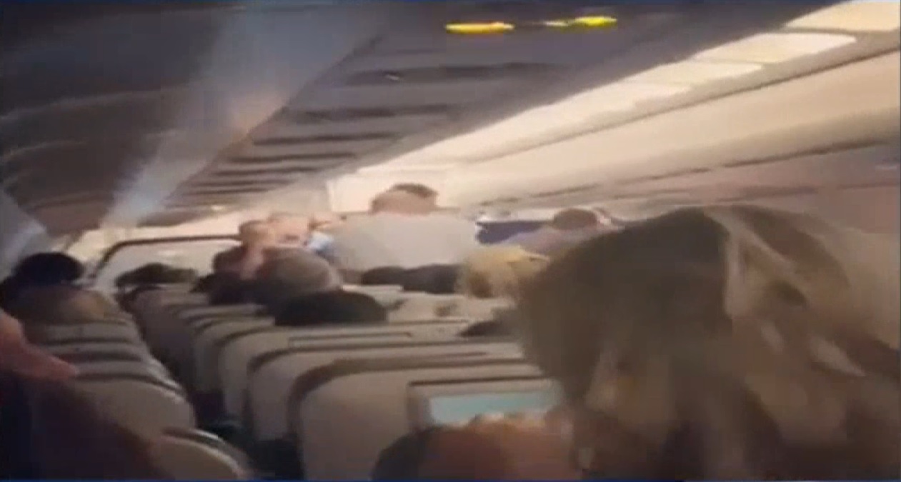 Un bebé nació en pleno vuelo de Puerto Rico a Miami. (Captura de pantalla)
