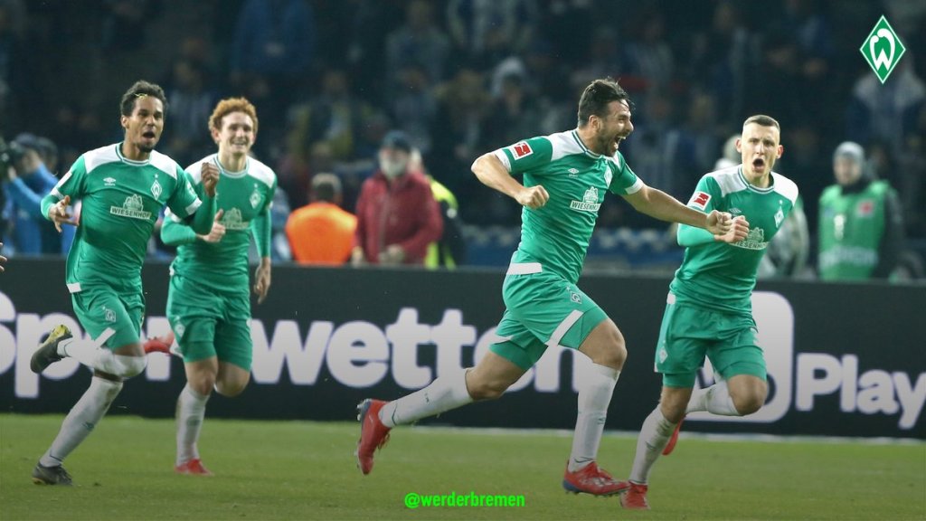 Claudio Pizarro celebrando el gol (Twitter @werderbremen)