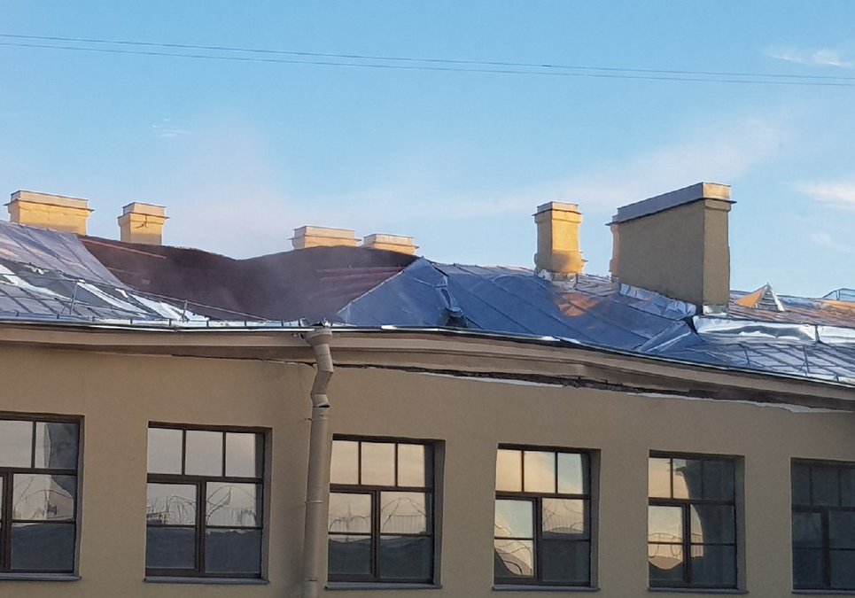 Se derrumbó el techo de uno de los edificios de la universidad ITMO, en San Petersburgo. | Twitter @oldLentach