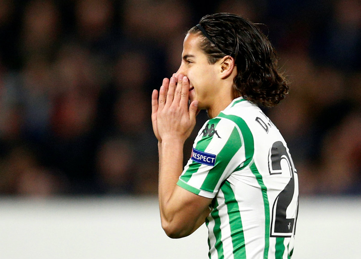 Diego Lainez marca su primer gol con el Betis en la Europa League (Reuters)