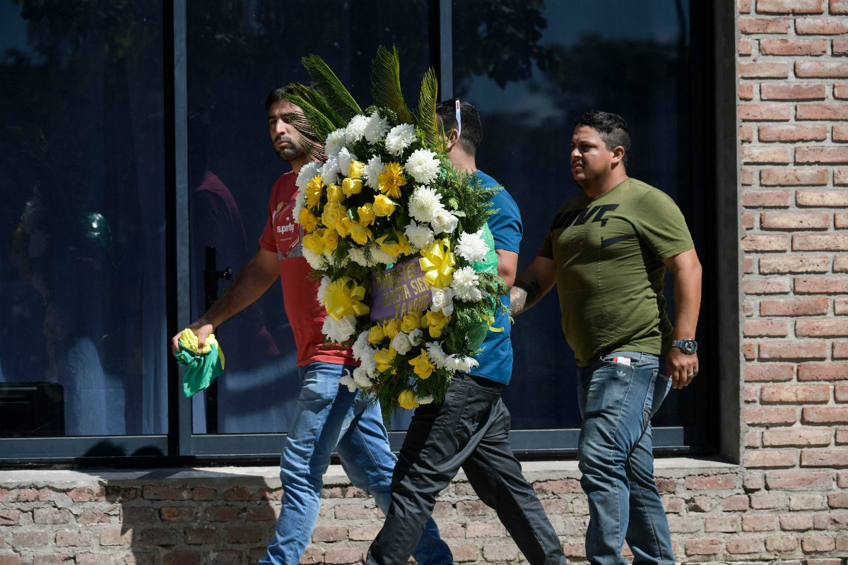 Familiares y amigos llevan coronas de flores al funeral de Emiliano Sala (AFP)