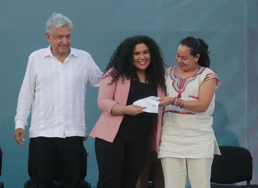 El presidente Andrés Manuel López Obrador y María Luisa Albores, titular de Bienestar, en Mazatlán, Sinaloa (@Mary_Luisa_AG)