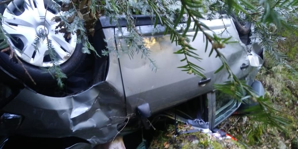 Unidad vehicular que sufrió una volcadura en Mineral del Chico. (Cortesía)