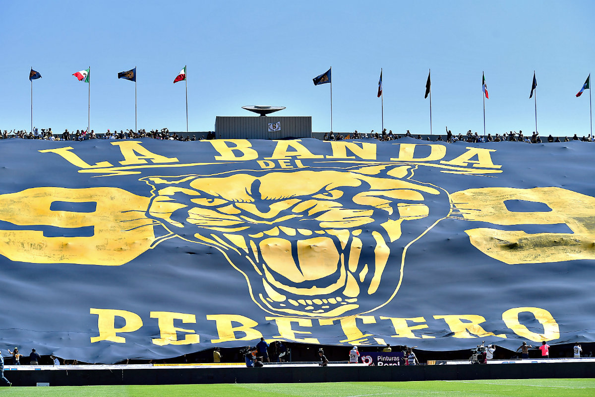 Afición de América presume a Nicolás Castillo y Pumas responde con manta (Imago/)