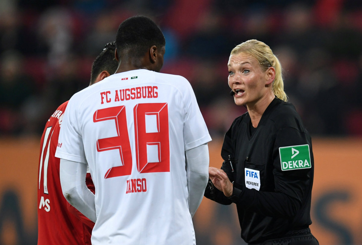 Bibiana Steinhaus fue la árbitra del Bayern Múnich vs Augsburgo (Reuters)