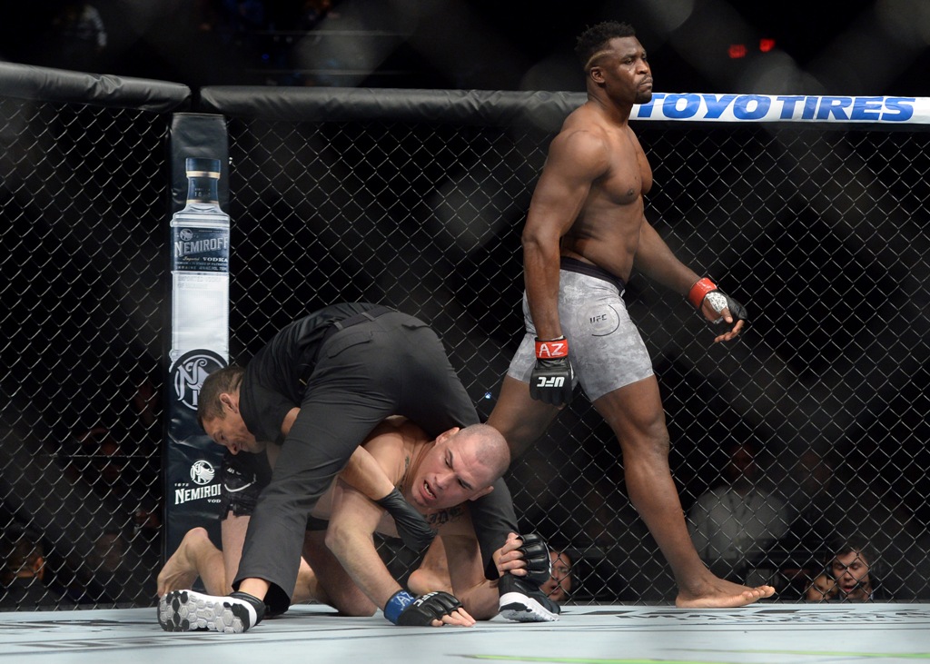 Caín Velásquez tuvo un triste regreso en la UFC (Reuters)