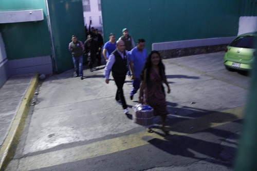 Decenas de familiares y vecinos los esperaban entre gritos de festejo. (Claudia Aguilar)