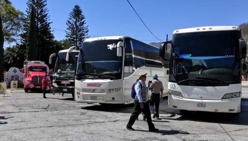 Los desplazados partieron en camiones y automóviles particulares. (Rogelio Agustín Esteban)