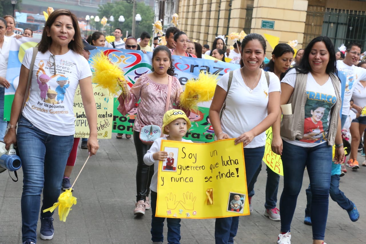 Marchan en conmemoración a la lucha contra el cáncer infantil