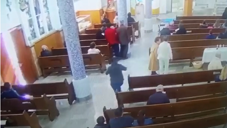 La mujer robó los bolsos que estaban en la banca y salió de la iglesia. (Especial)