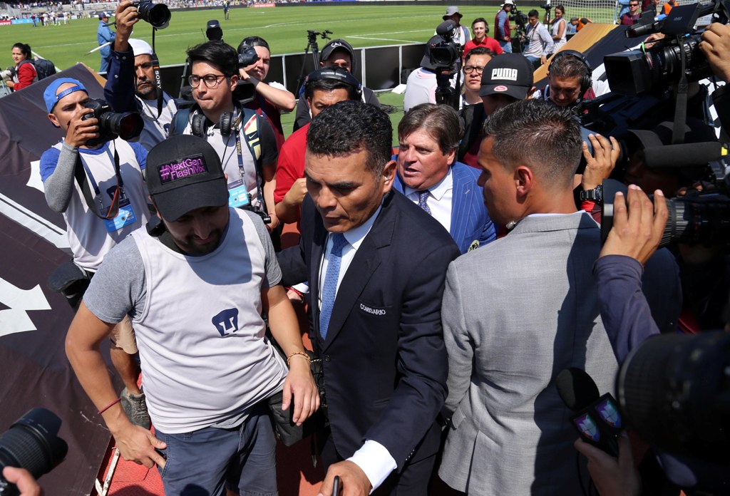 Momento en el que sacan al fotógrafo que se burló de Miguel Herrera (Santiago Chaparro)