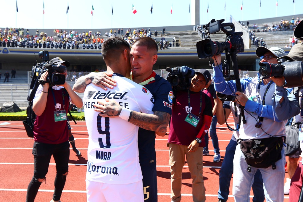 Camarógrafos a nivel de cancha en CU durante el juego de Pumas y América (Imago7)
