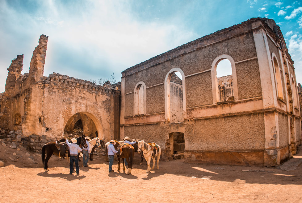 Desde cenar a la luz de la luna hasta recorrer haciendas, a caballo, la Huasteca Potosina tiene lugares para las parejas.