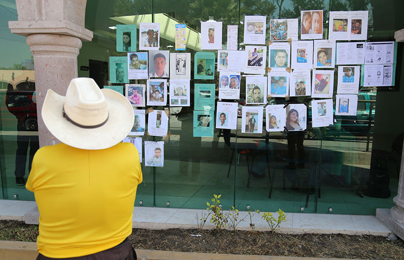 Familiares de las víctimas esperan la identificación de 52 restos humanos. (Jorge Sánchez)