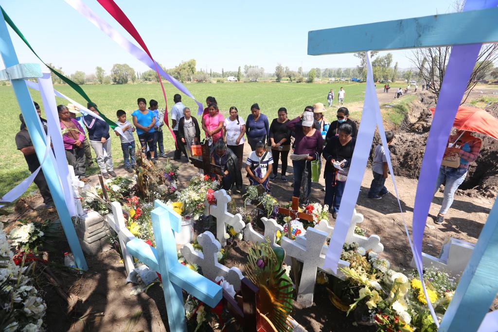 Con flores y fotografías de sus parientes, alrededor de 30 familiares colocaron cruces con el nombre de las víctimas. (Jorge Carballo)