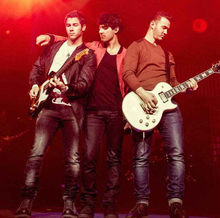 Jonas Brothers (Facebook).