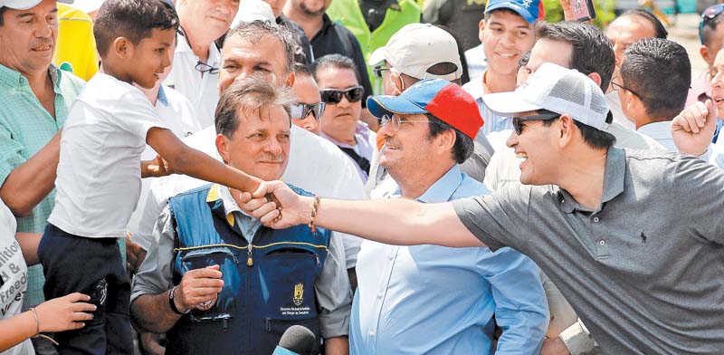 El legislador conservador saludó a venezolanos en el puente que divide ambos países. Reuters