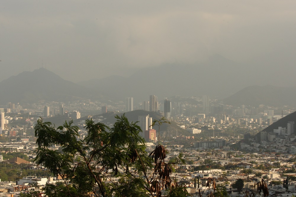 De acuerdo al SIMA, la partícula que predomina constantemente en el aire de Nuevo León es la denominada PM10. (Roberto Alanís)