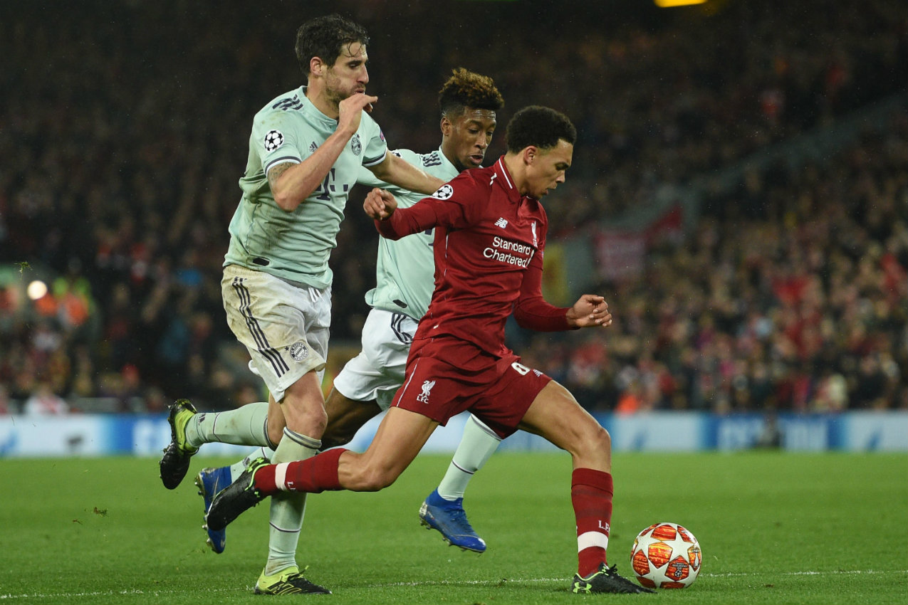 Alexander-Arnold, Martínez y Coman en el empate entre el Liverpool y el Bayern en Champions (AFP)