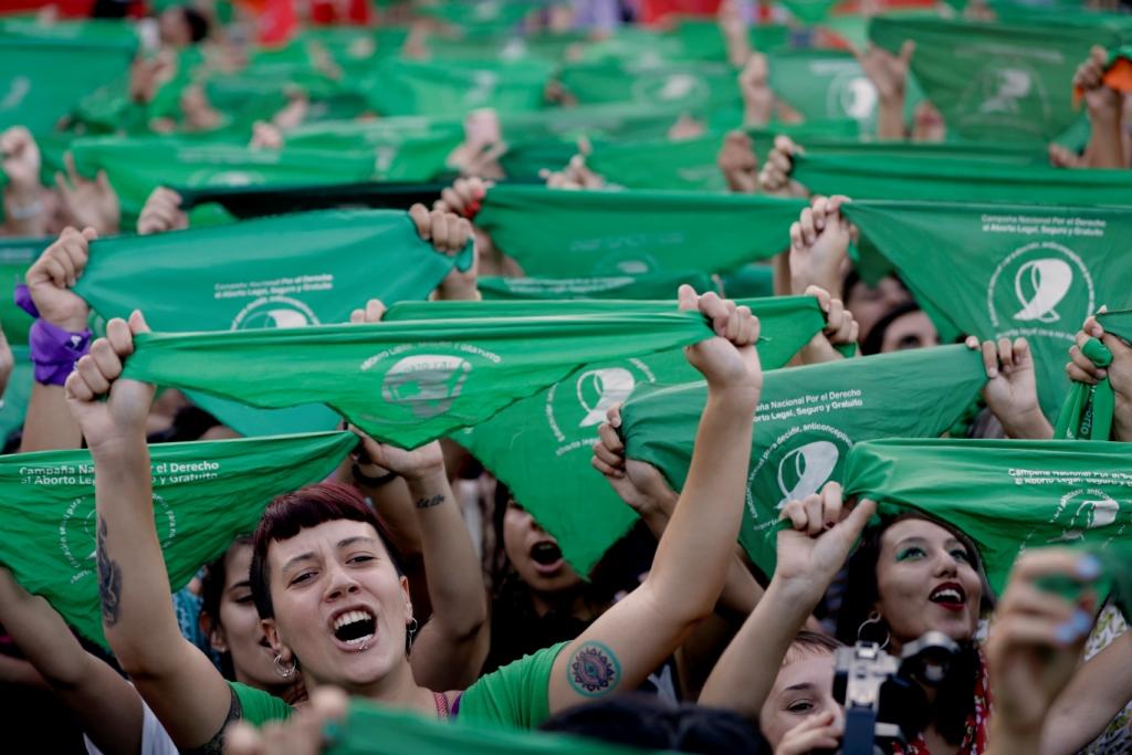 Argentina. Las mujeres muestran los pañuelos verdes en las calles de Buenos Aires a un año del inicio de las marchas pro-aborto (AP)