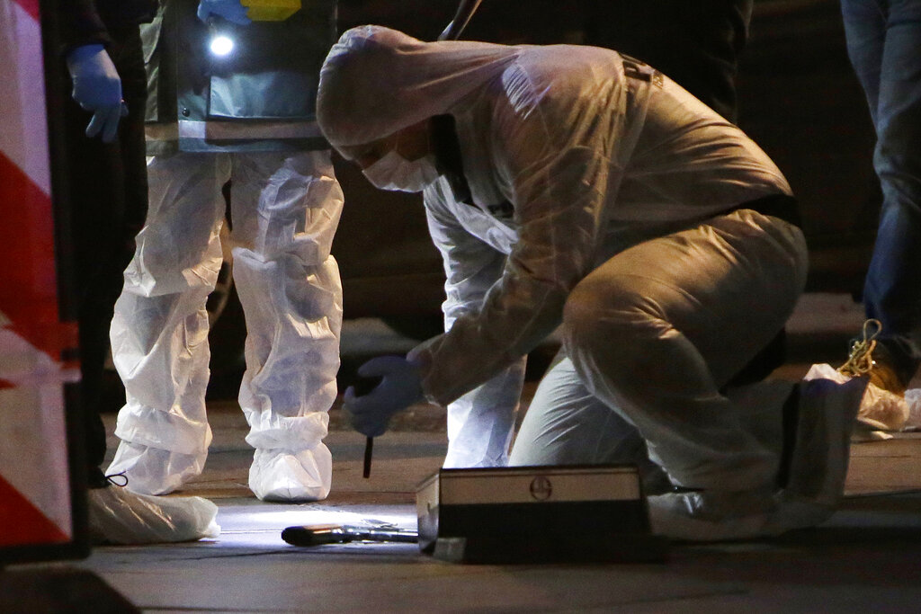 Además de los dos heridos con arma blanca, una tercera persona resultó herida en las piernas a causa de fragmentos de bala. AP