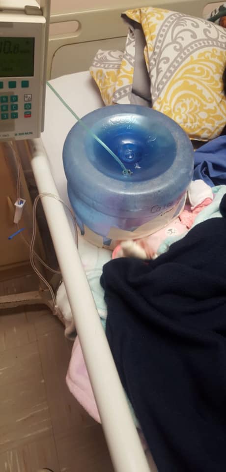El hospital improvisó un casco de oxígeno con un garrafón de agua. (Facebook)