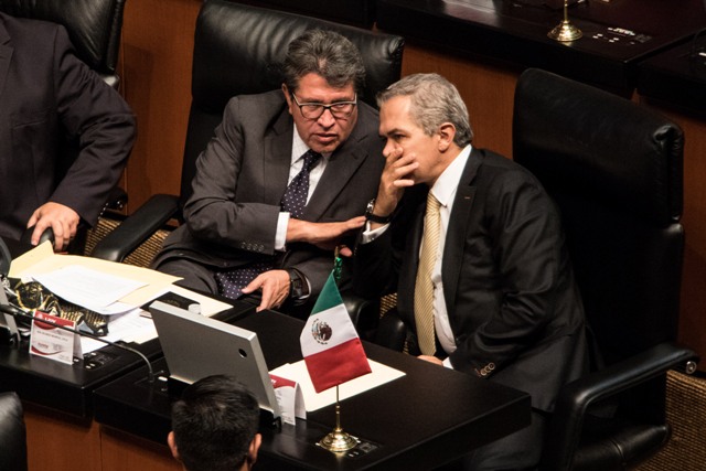 Miguel Ángel Mancera y Ricardo Monreal dialogan en el Senado/Cuartoscuro.