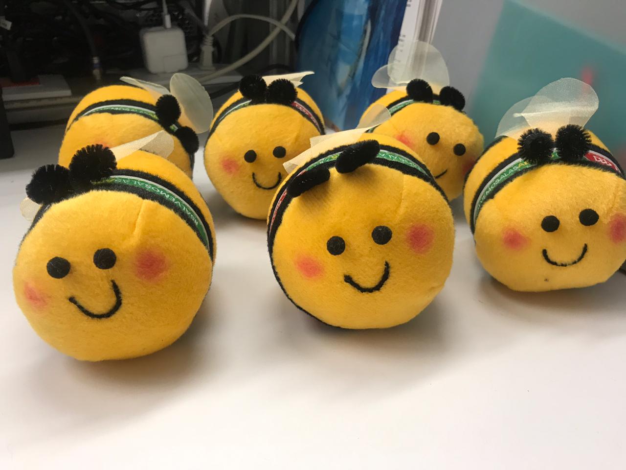 El priista Jorge Carlos Ramírez Marín repartió abejas de peluche durante la sesión. (Angélica Mercado)