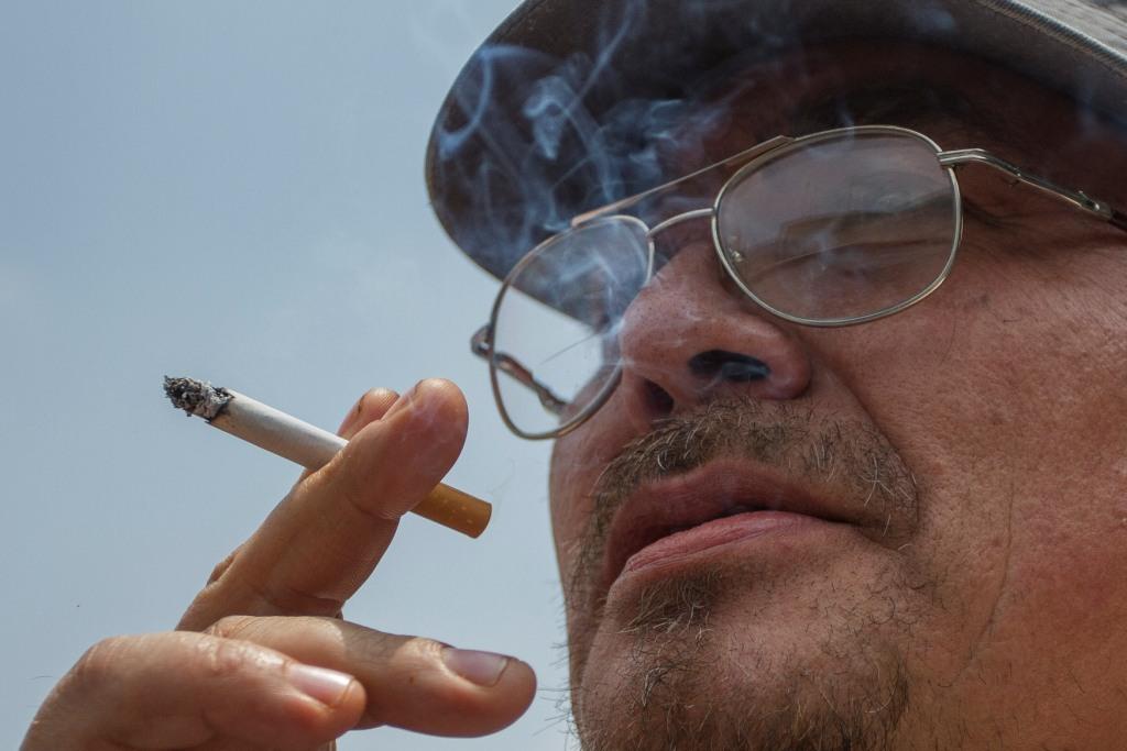 Proponen que fumar cerca de escuelas se castigue con hasta 36 horas de prisión. | Archivo Caurtoscuro