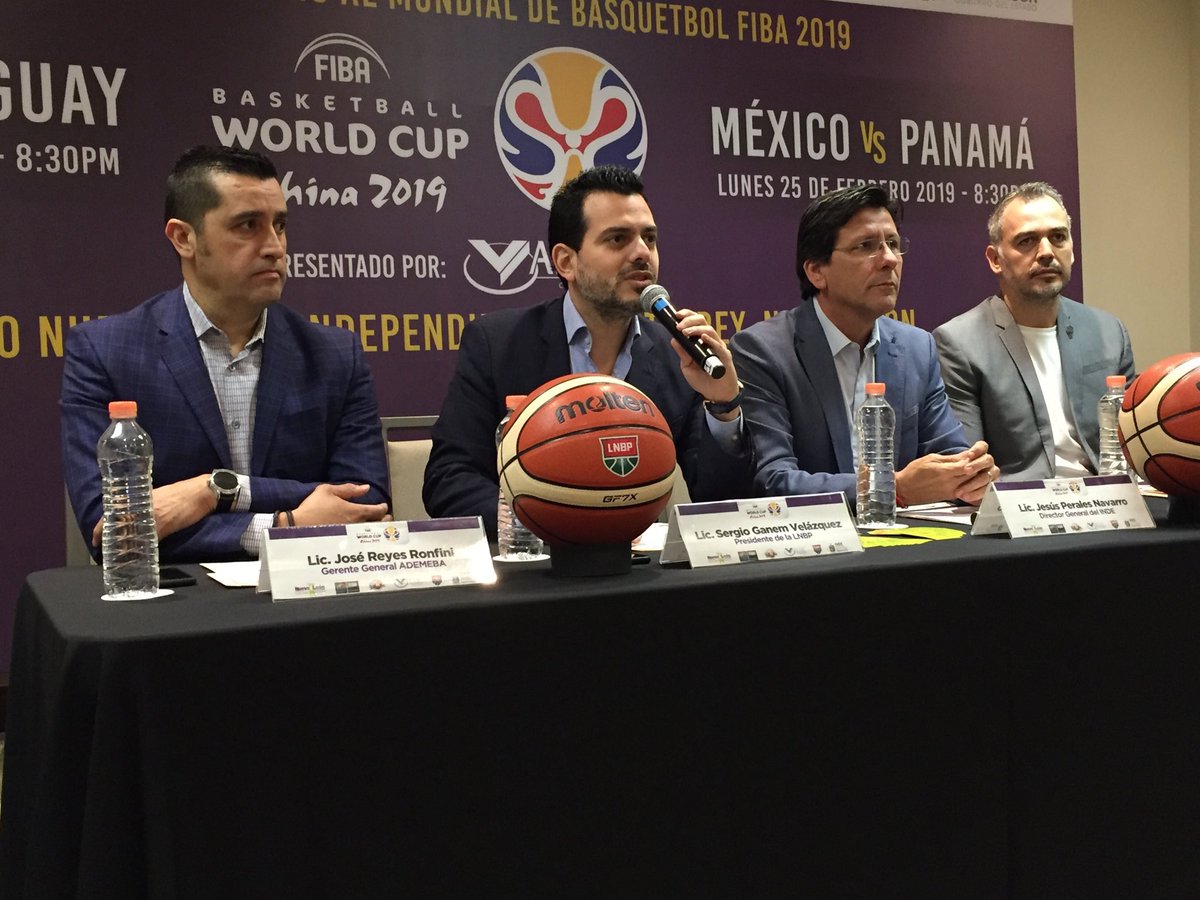 Sergio Ganem (al micrófono)  aseguró que Astros de Jalisco es un proyecto que comienza de la mejor forma. (Especial)