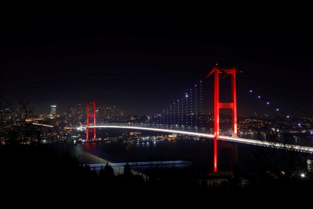 Turquía. El puente del Bósforo en Estambul, que une a Asia y Europa separados por el Mar Negro (Reuters)