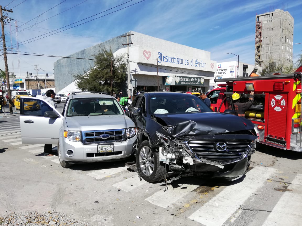 Los dos conductores argumentaron haber tenido el semáforo en verde. (Milenio Digital)