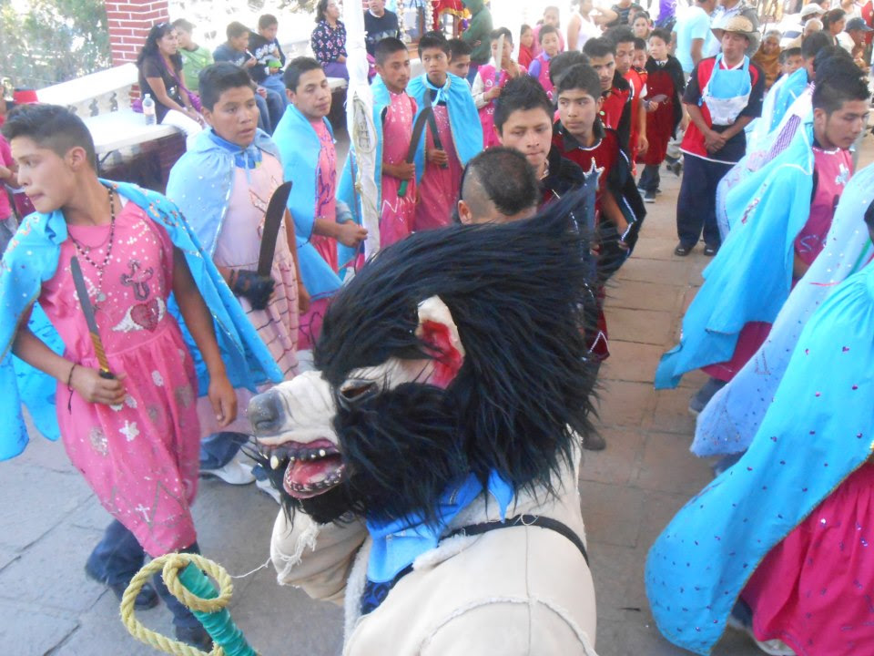 Durante todo el día, los danzantes ofrecen sus bailes (Cortesía).